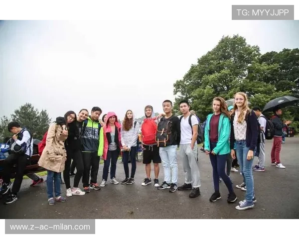 伯明翰宫城天的灵巧盘带让整个队内训练节奏上扬